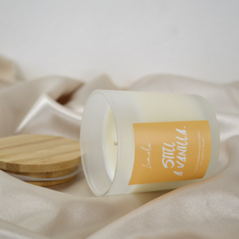 Sójová svíčka Still a Vanilla 180 ml - Gravírování na víčko: Ano - Text napište do poznámky objednávky